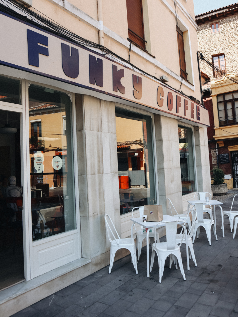 Fachada de Funky Coffee en Plaza Puerta Obispo, León